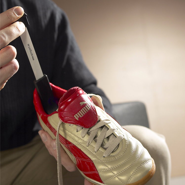 Measuring device for shoes and feet