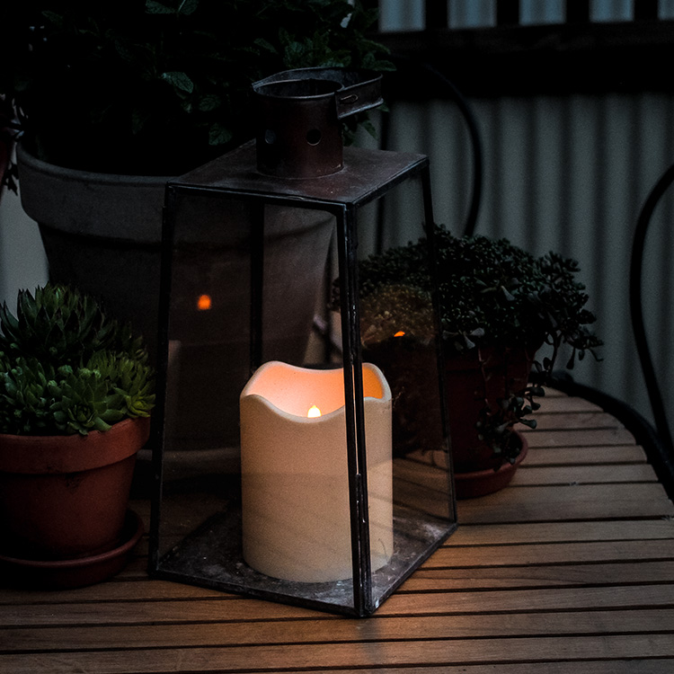 Battery powered candle with darkness sensor