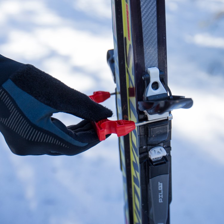 Easy grip ski holder A handle for your skis SmartaSaker