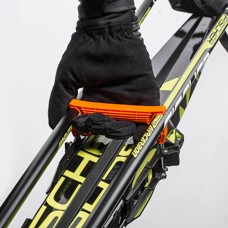 Easy grip ski holder A handle for your skis SmartaSaker