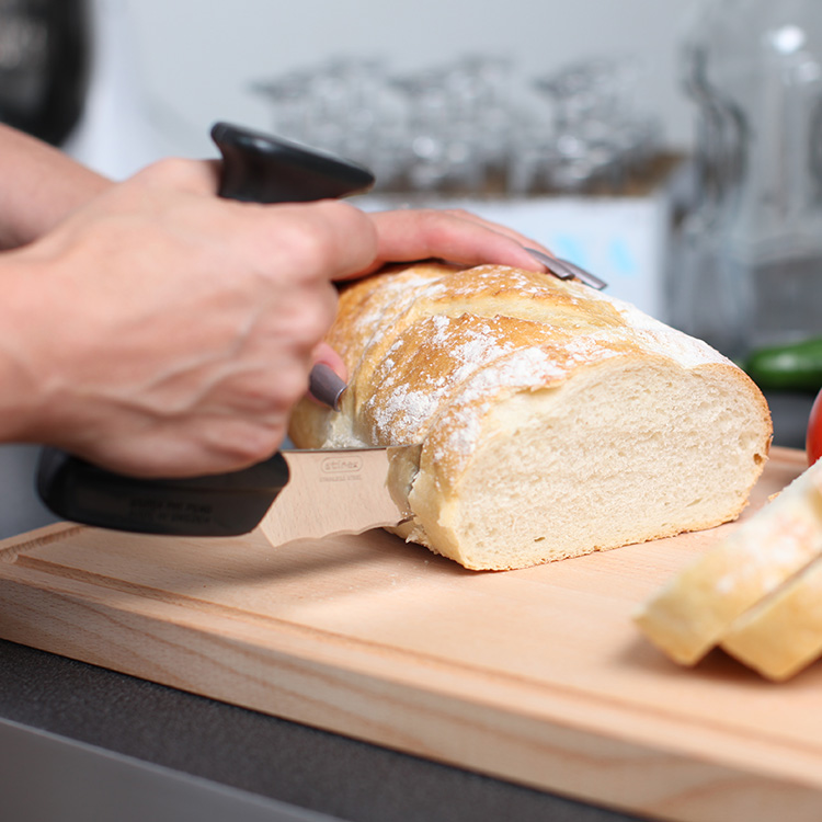 Ergonomic bread knife