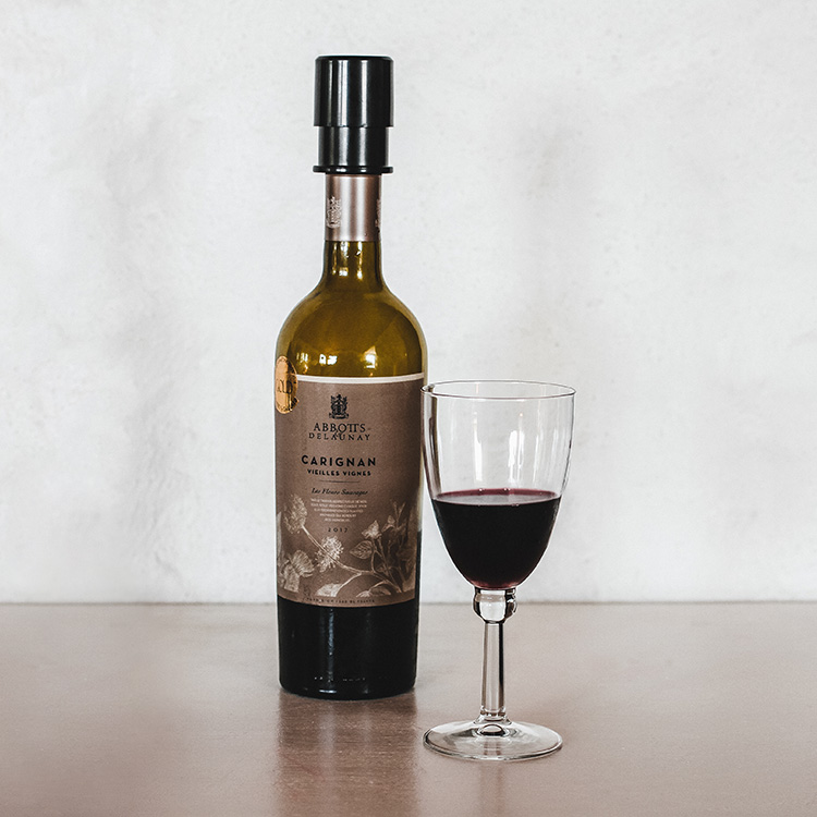 Wine cork with vacuum pump