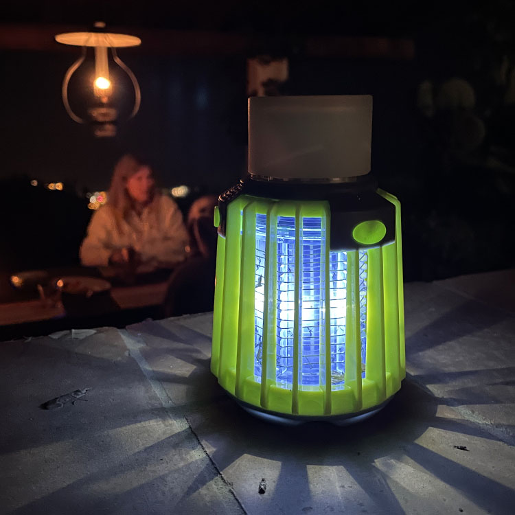 Mosquito trap with camping lamp