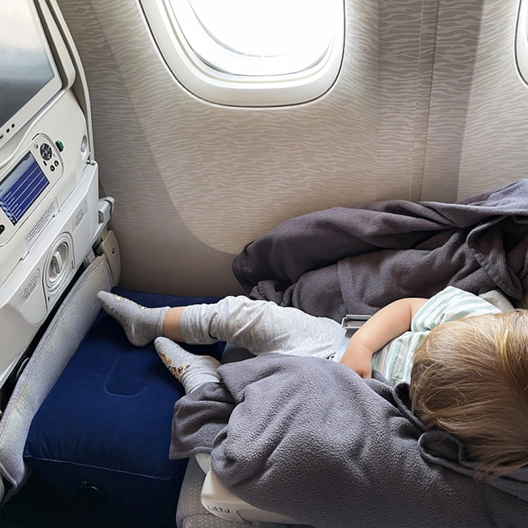 Inflatable Airplane Footrest A clever footstool for children SmartaSaker