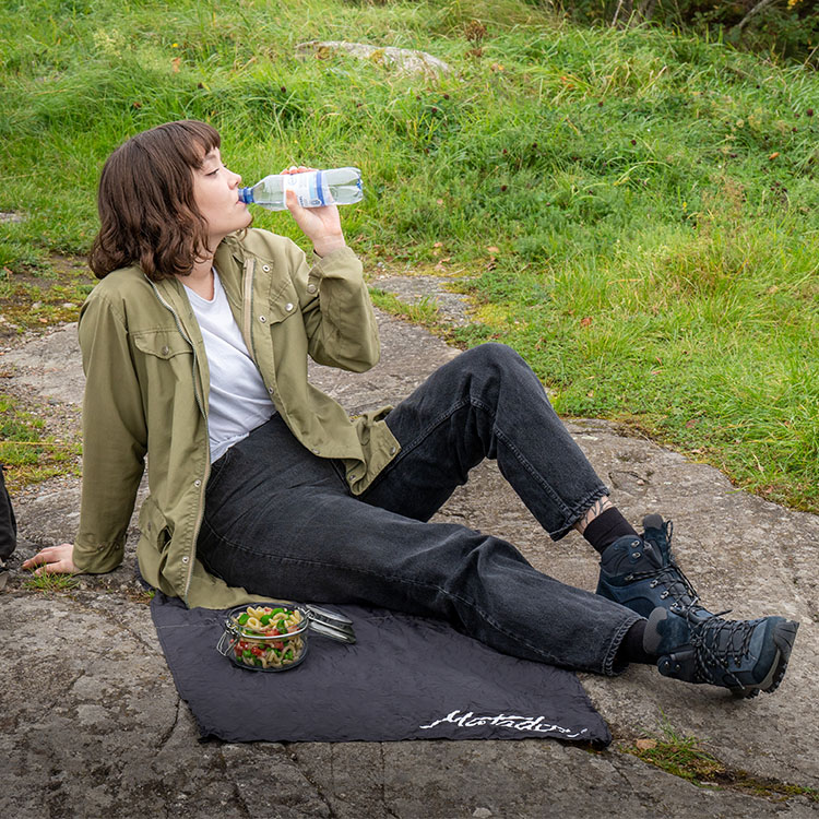 Pocket-sized picnic blanket mini