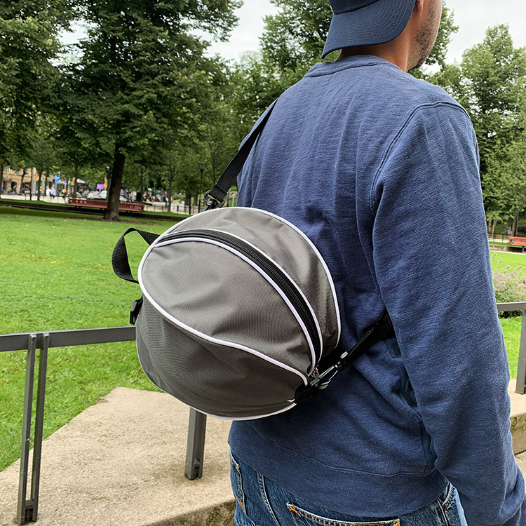 Carrying bag for balls