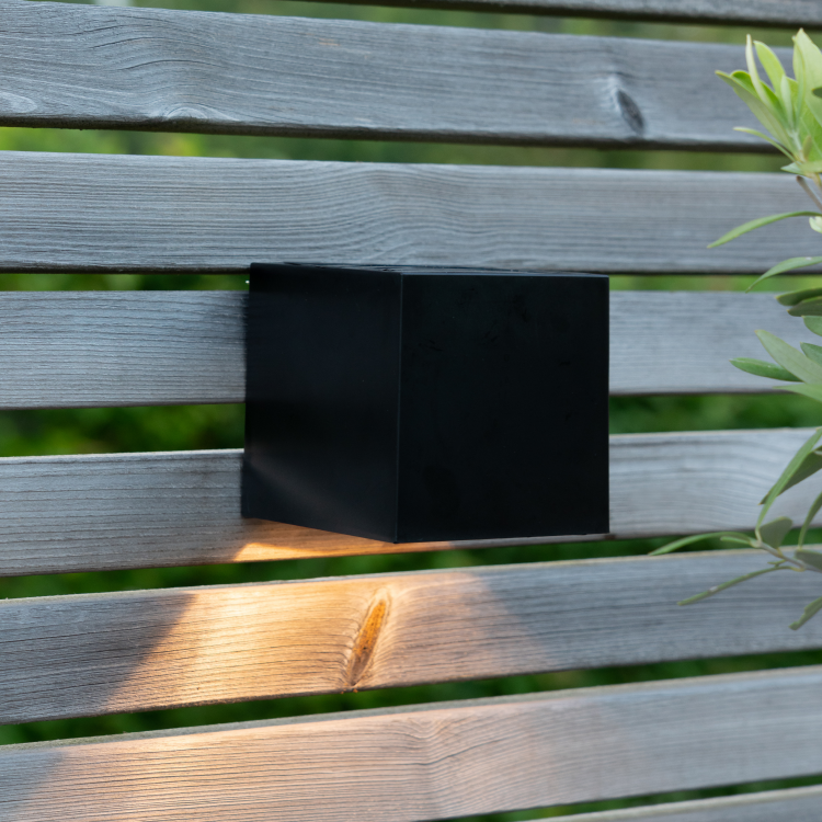 Solar-powered wall lamp