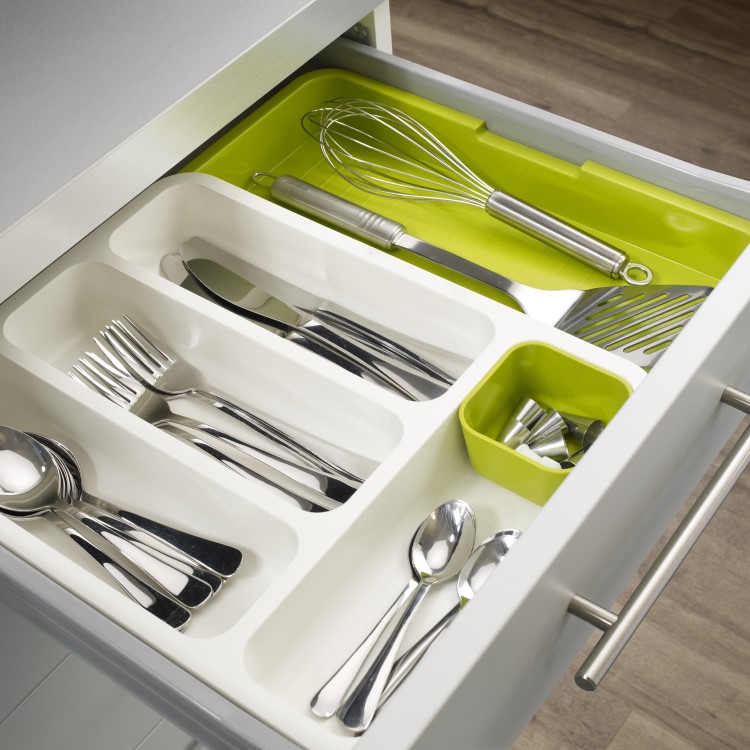 Adjustable cutlery tray