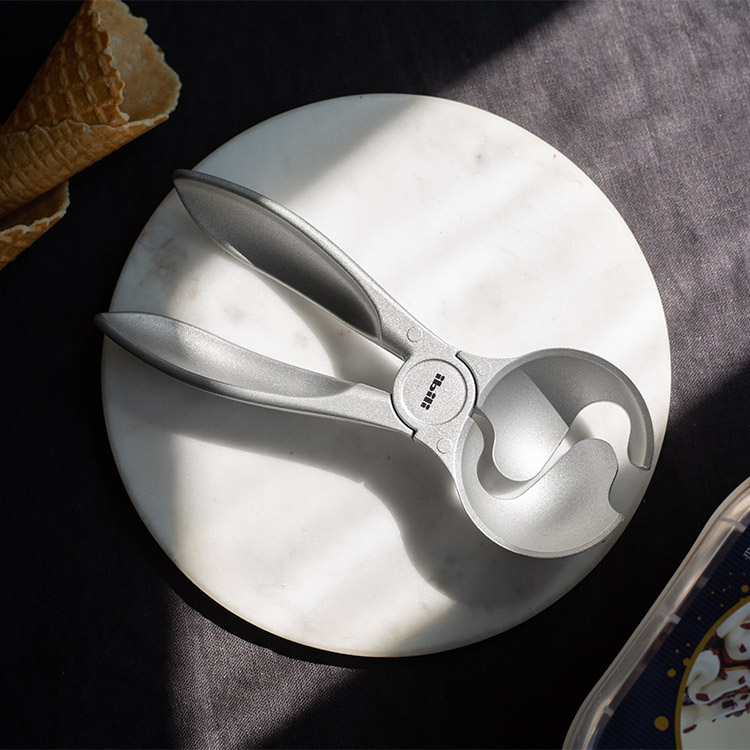 Ice cream scooper with opening function