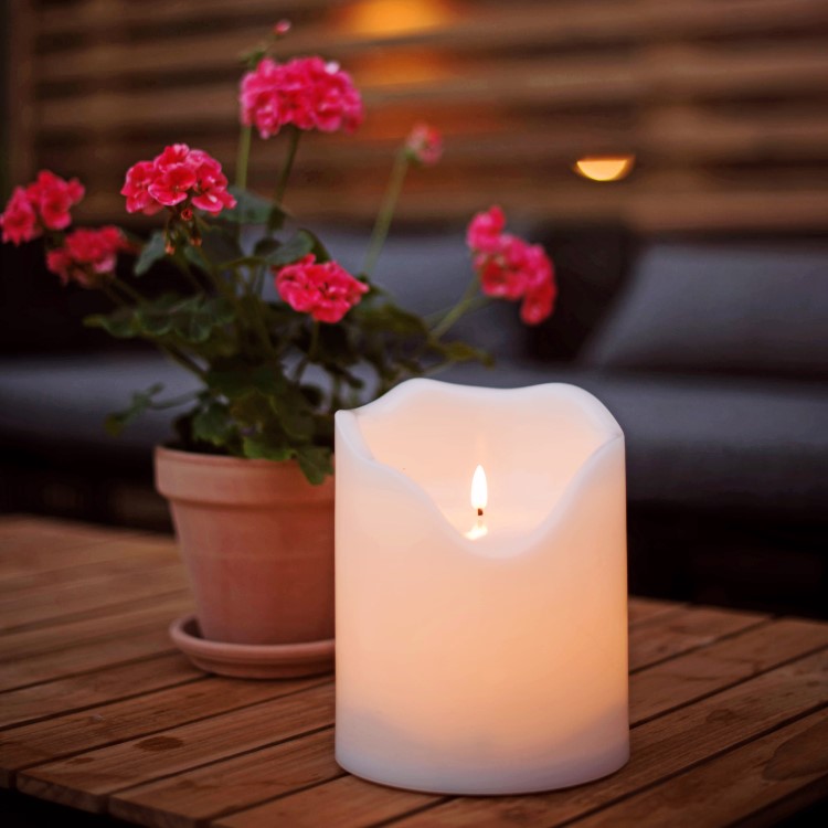 Large block candle for outdoors use