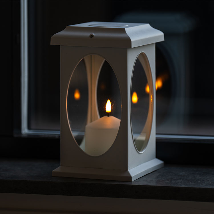 Battery-powered indoor lantern with timer