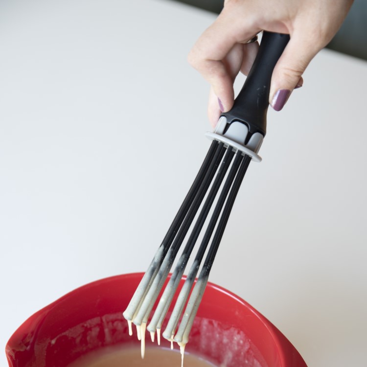 Gravy whisk with cleaner