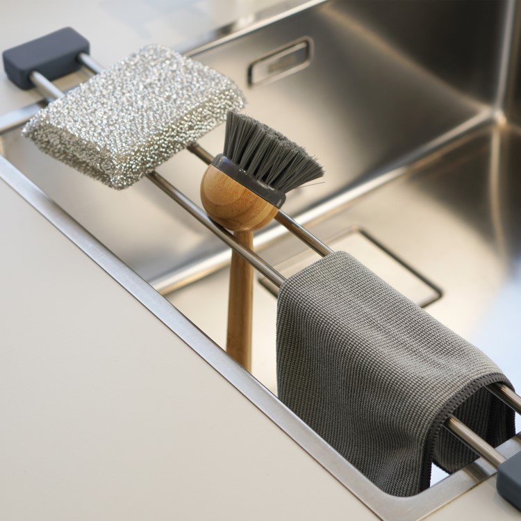 Adjustable divider for sink