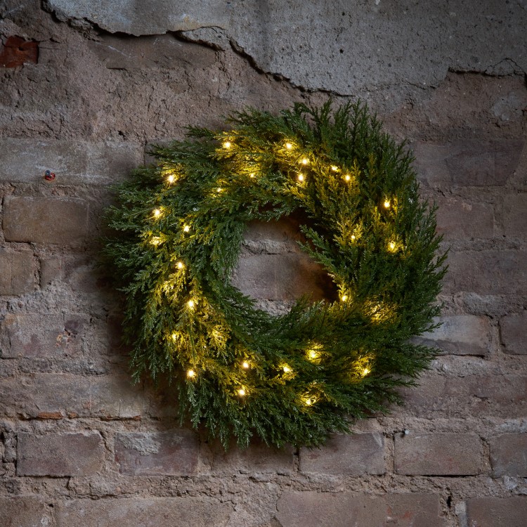 Battery-powered Christmas wreath with lighting