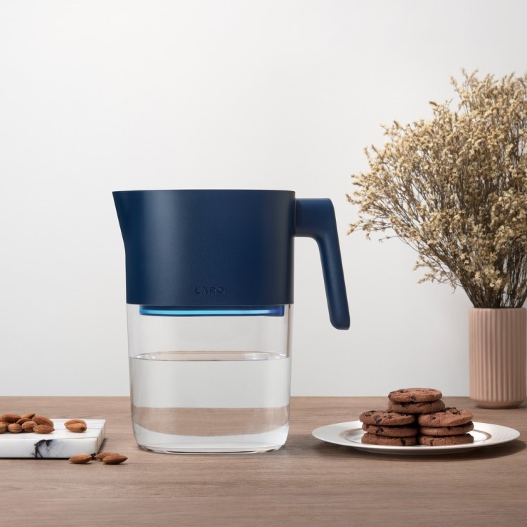 Water filter jug with UV light LARQ