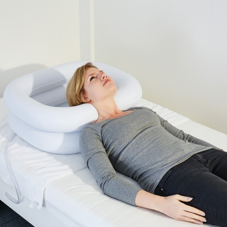 Inflatable hair washing basin