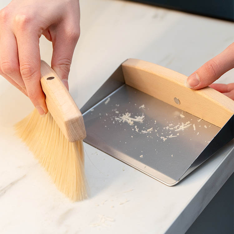 Table brush with shovel