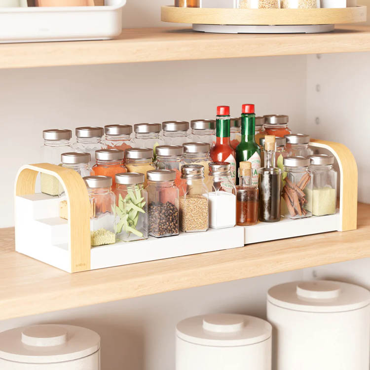 Adjustable spice rack