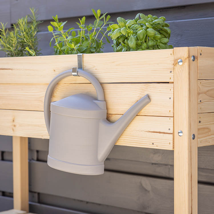Flat watering can