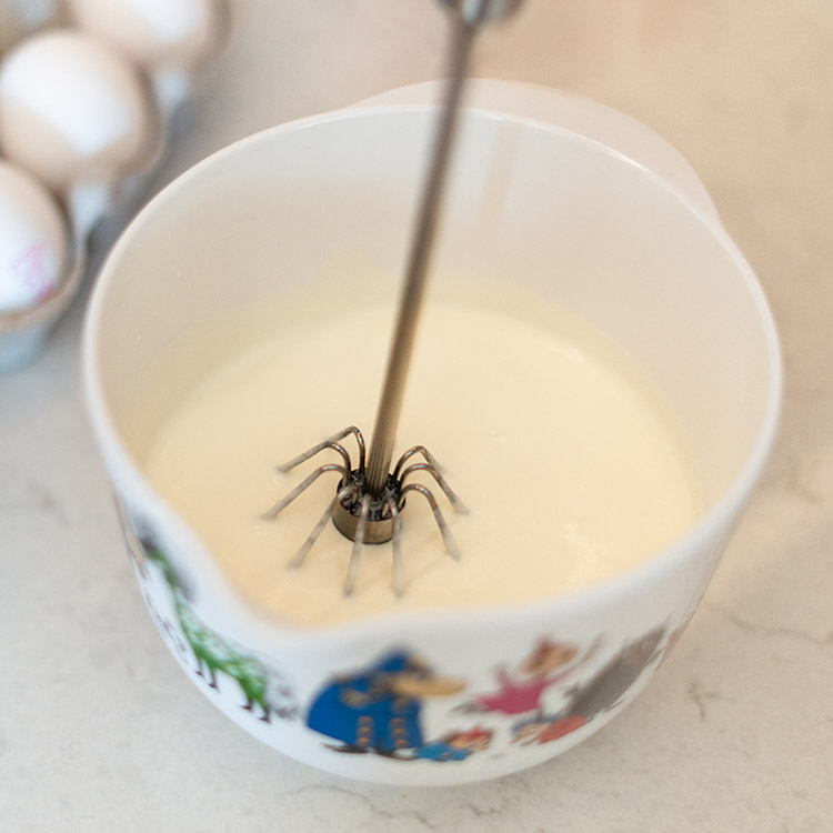 Semi-automatic hand whisk
