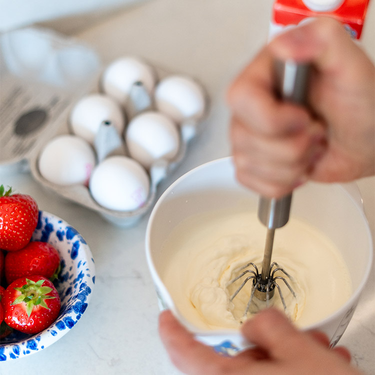 Semi-automatic hand whisk
