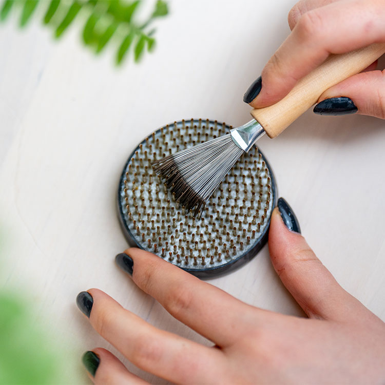 Cleaning brush for flower fakirs