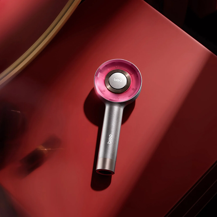 Scalp brush with red light therapy, Breo