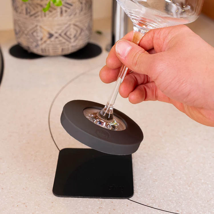 Magnetic silicone base for Silwy glasses