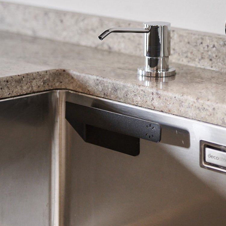 Magnetic dishcloth holder with dishcloths