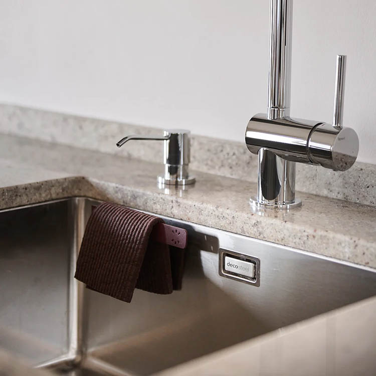 Magnetic dishcloth holder with dishcloths