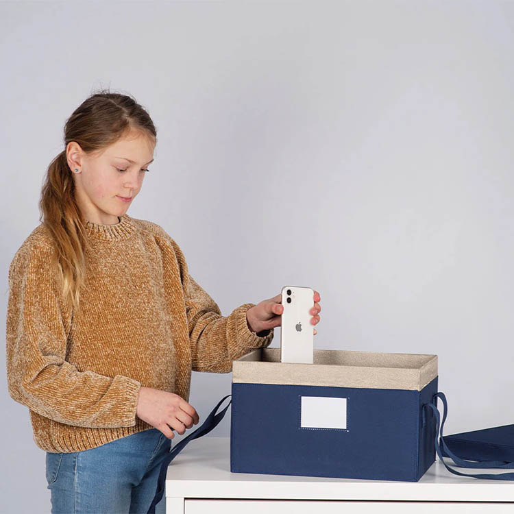 Signal-blocking phone box
