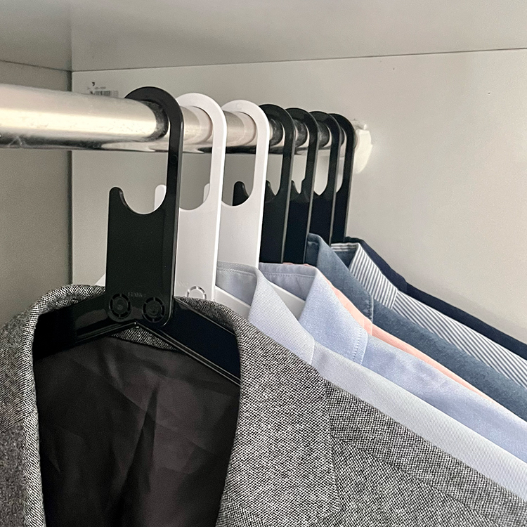 Foldable travel hanger