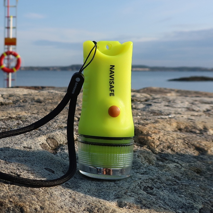 Waterproof emergency flashlight