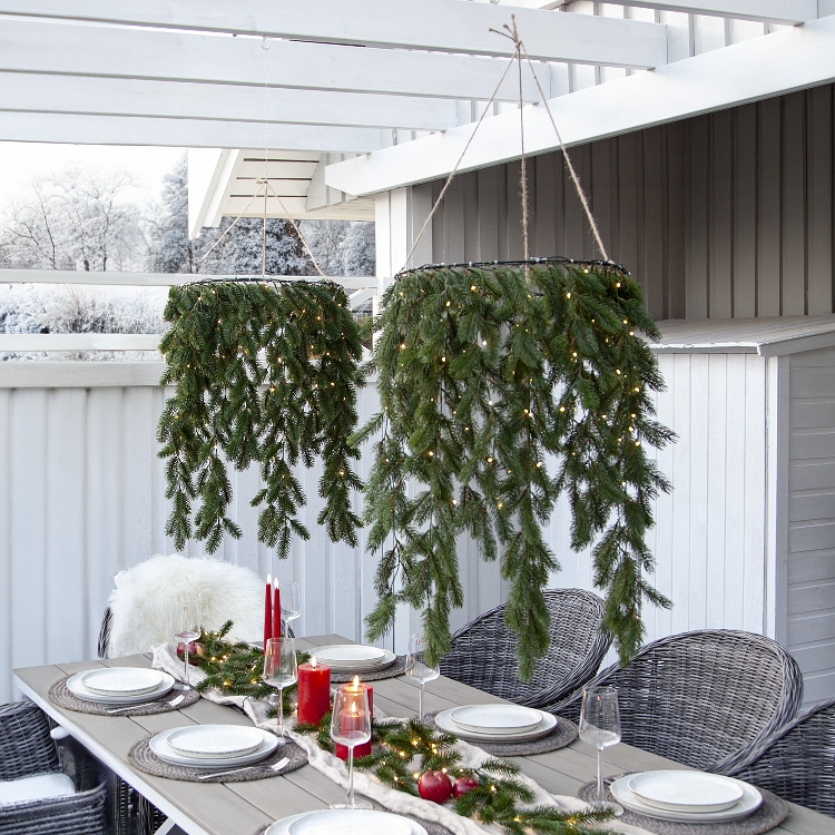 Battery-operated hanging wreath