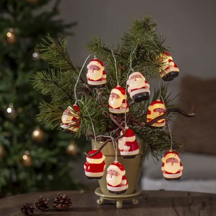 String lights with Santas and music