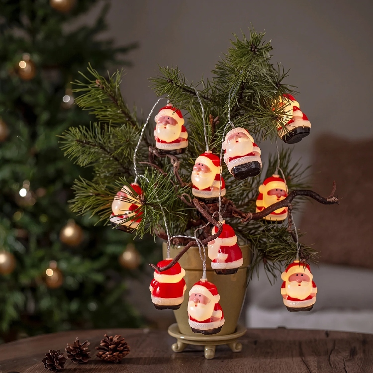 String lights with Santas and music
