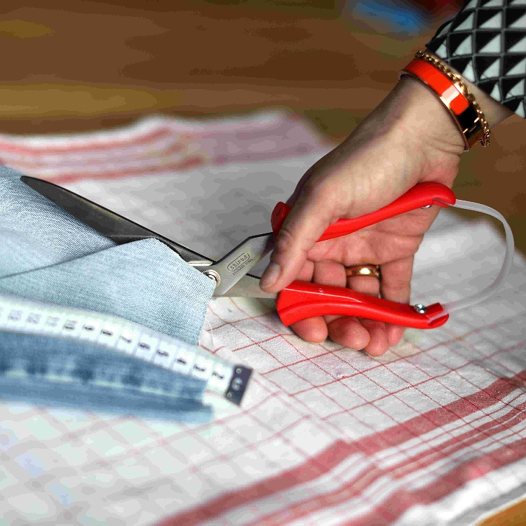 Ergonomic fabric scissors