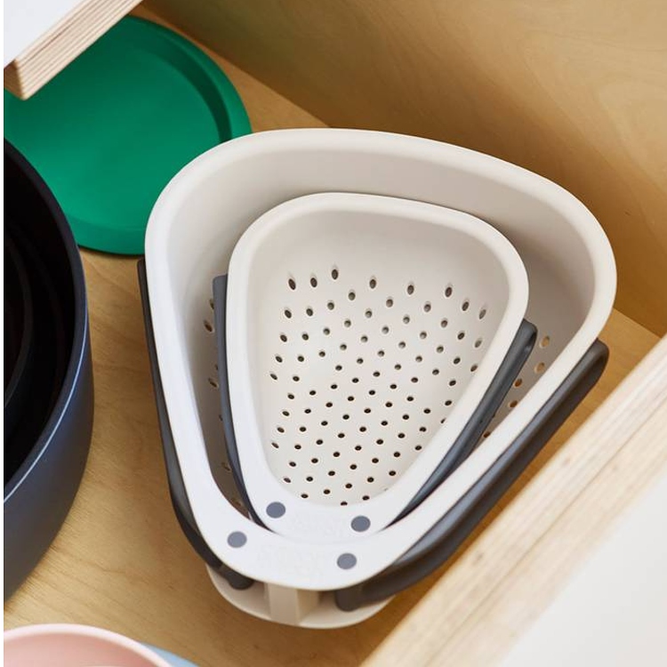 Colander with folding handles