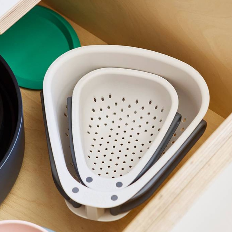 Colander with folding handles