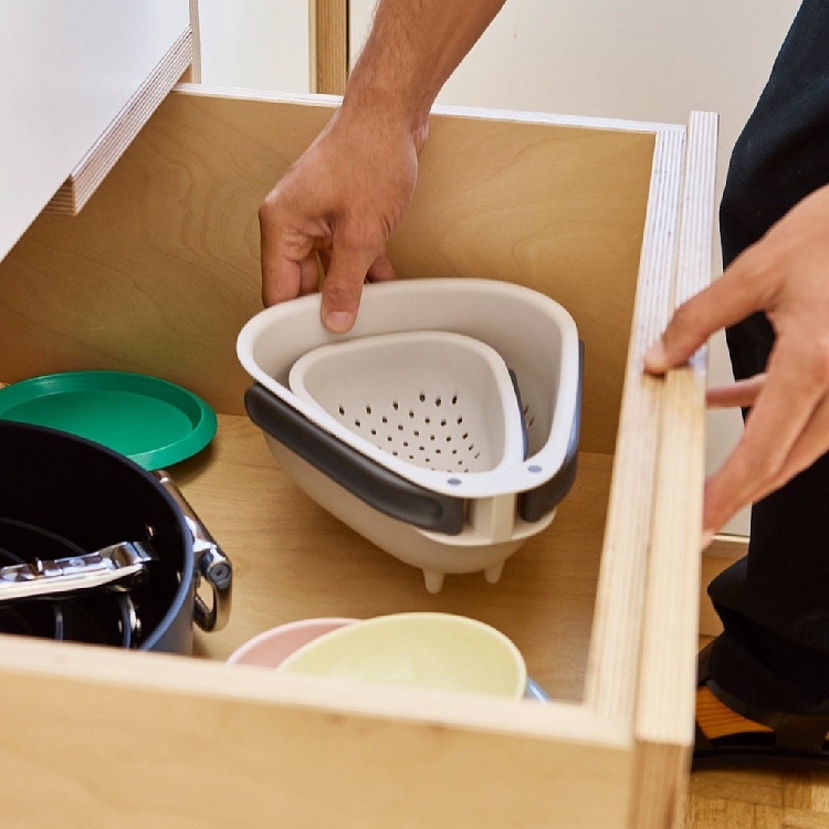 Colander with folding handles