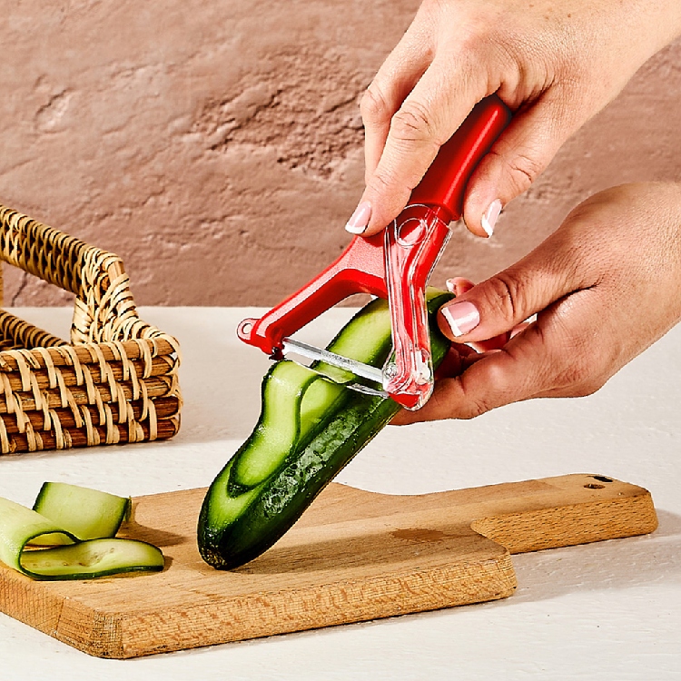Self-sharpening vegetable peeler