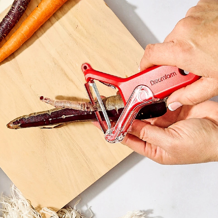 Self-sharpening vegetable peeler
