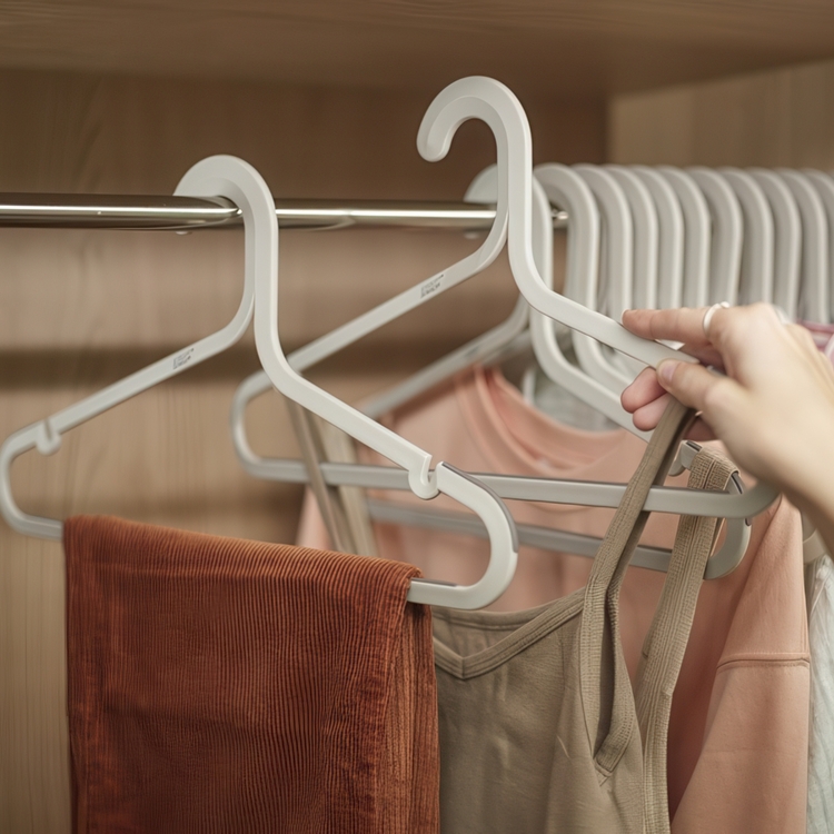 Hangers, Anti slip, Set of 5, ORDERLY ANTI-TANGLE, Joseph Joseph, 41,5 cm, Ecru