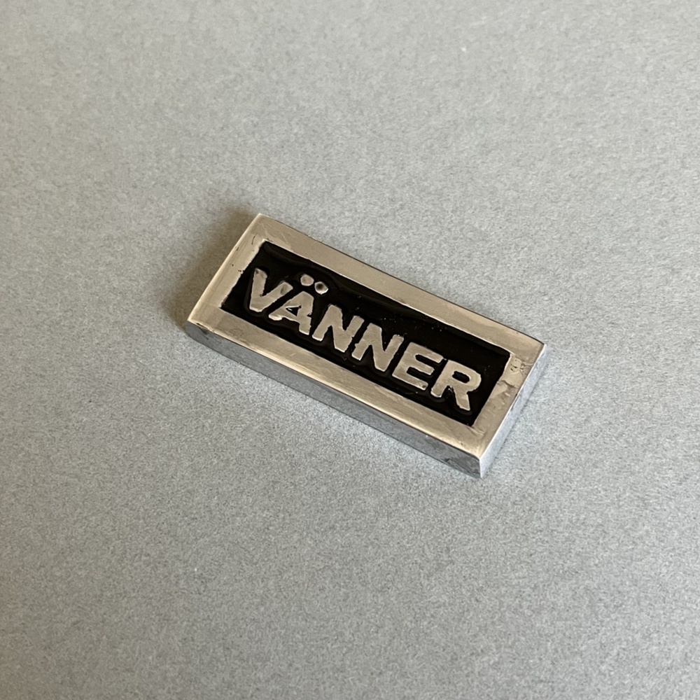 Sign with frame, VÄNNER, Exmez, 4 x H 1,7 cm, Black / Silver