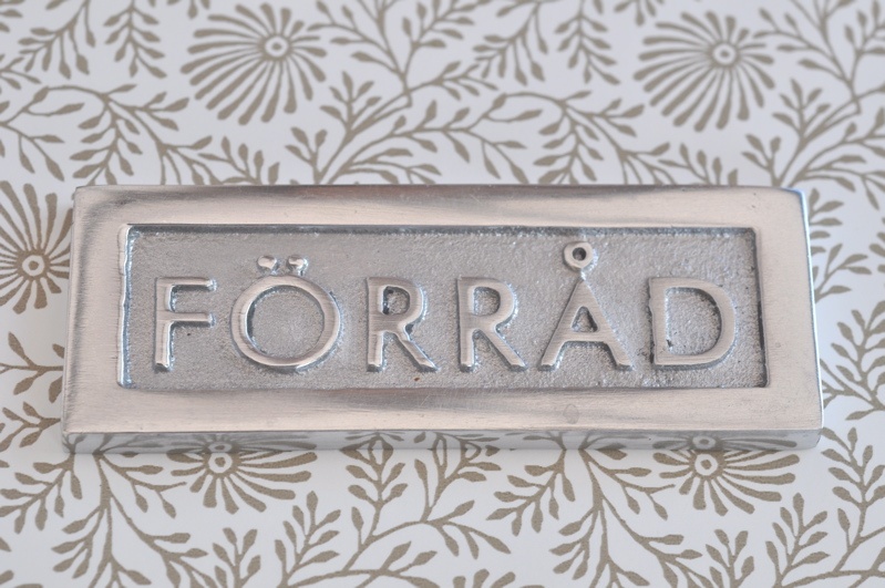 Sign with frame, FÖRRÅD, 8,5 x H 3 cm, Exmez, Sand-cast aluminum