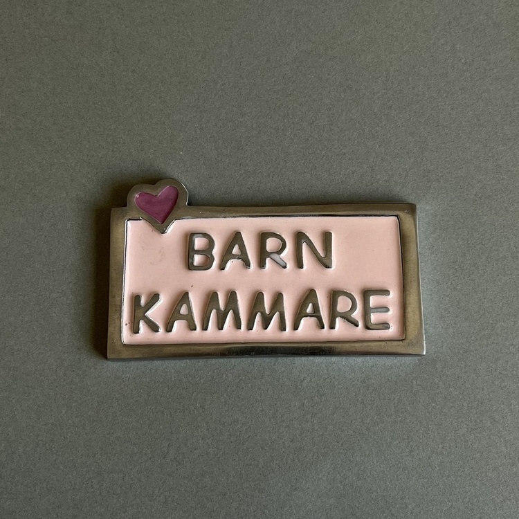 Sign Childrens Room, BARNKAMMARE, 10 x 5,5 cm, Exmez, Sand-cast aluminum, pink