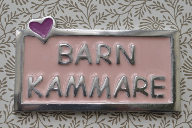 Sign Childrens Room, BARNKAMMARE, 10 x 5,5 cm, Exmez, Sand-cast aluminum, pink