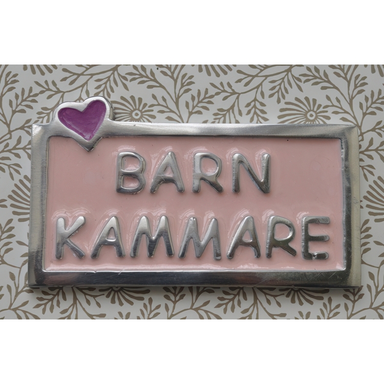 Sign Childrens Room, BARNKAMMARE, 10 x 5,5 cm, Exmez, Sand-cast aluminum, pink