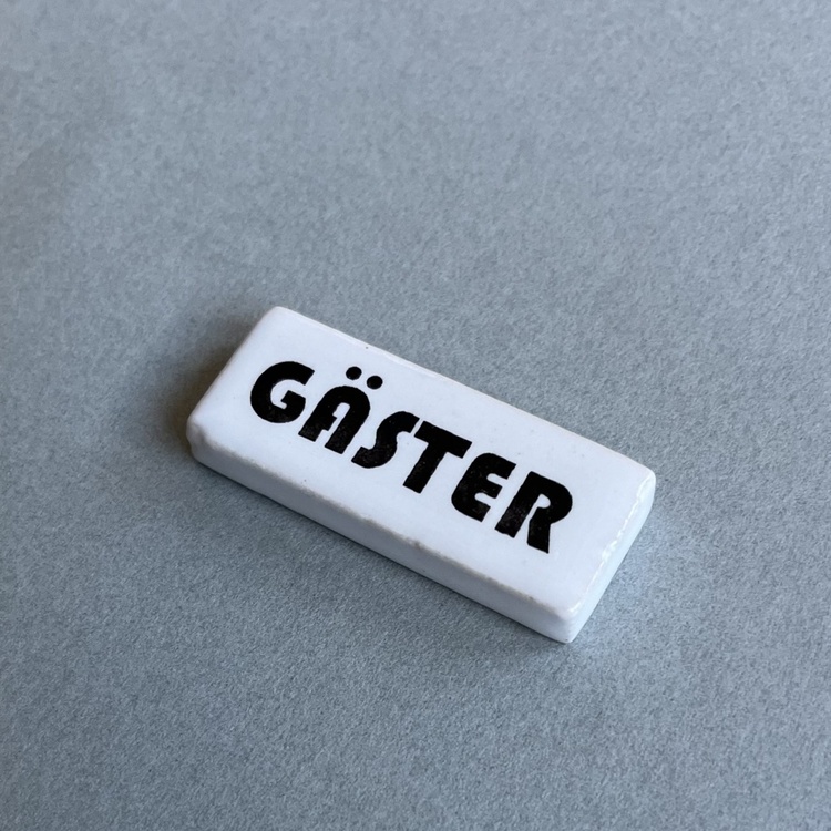 Sign in Porcelain, GÄSTER, 4,8 x H 2 cm, Bauhaus, White
