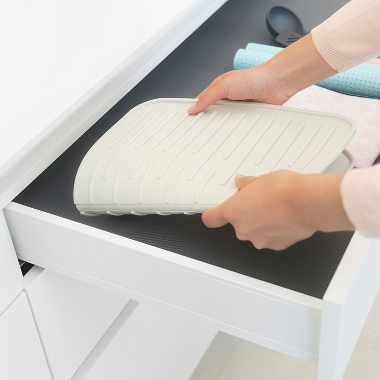 Dish Drying Mat in Silicone, BRABANTIA , 44 x 32,5 cm in the group Storage / Kitchen storage / Dish racks and sink accessories at SmartaSaker.se (40067)